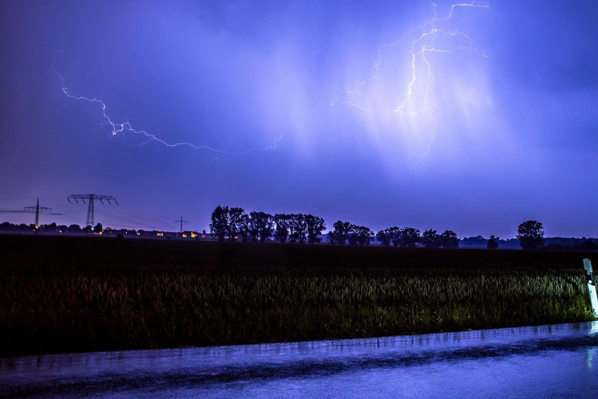 Bei dem schweren Gewitter in der Nacht zum Sonntag ist in Höhnstedt ein Mann von einem Blitz getroffen worden. Er starb.