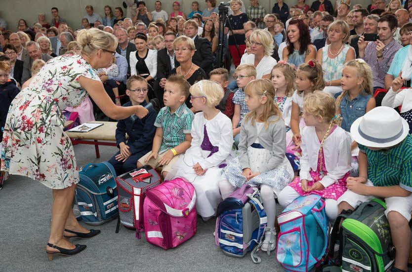 Iris Schacher, Leiterin der Grundschule Jessen, begrüßte die Kinder und befragte sie nach ihren Wünschen und Vorstellungen hinsichtlich des neuen Lebensabschnitts.