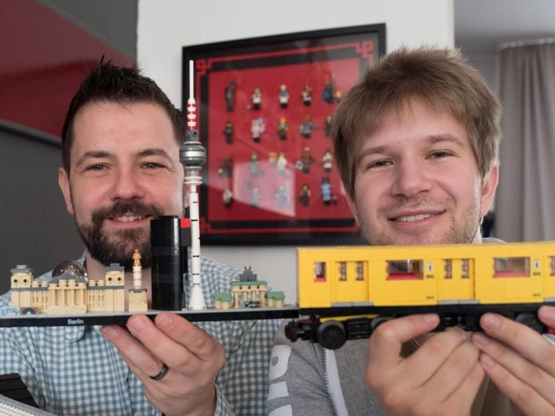 Stephan Birner (l) mit einer Berlin-Silhouette aus Lego-Steinen und Felix Fleischer mit einem Lego-Modell der Berliner U-Bahn. Foto: Jörg Carstensen