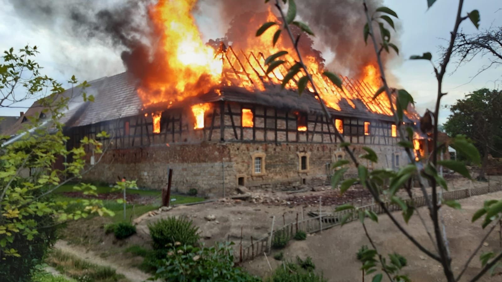 Das Gebäude stand komplett in Flammen.