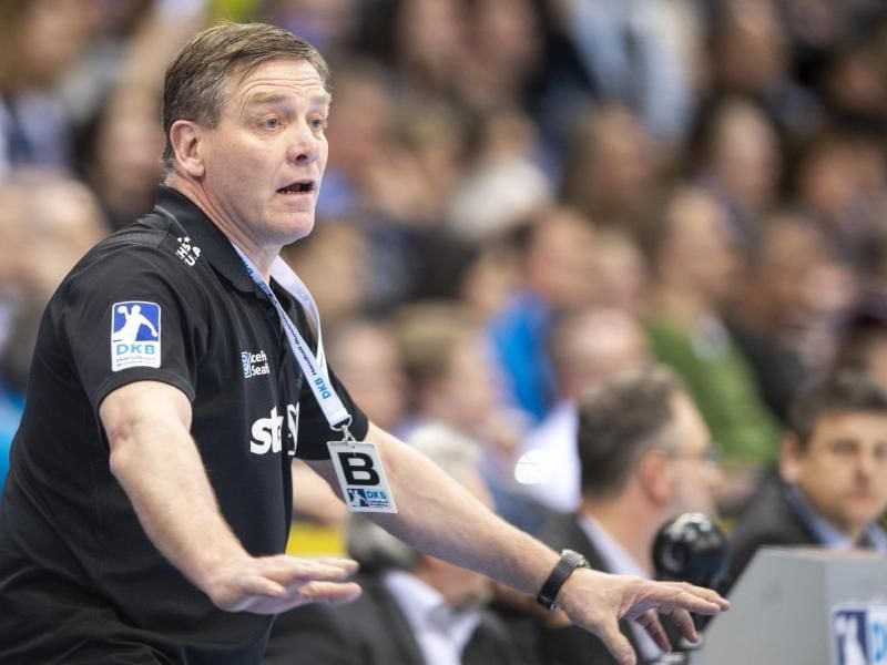 Trainer Alfred Gislason geht mit dem THW Kiel als Favorit in das Vierer-Turnier um den DHB-Pokal. Foto: Sebastian Gollnow/dpa