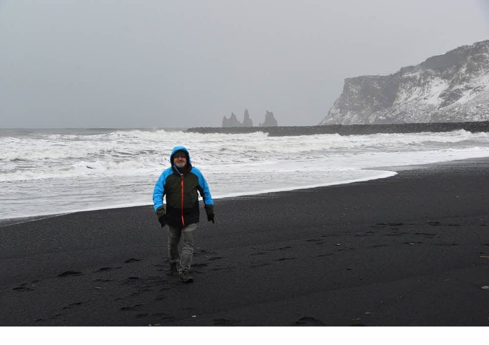 Aschestrand im Lava-Land: Horst Fechner auf Island und vor den berühmten Troll-Felsen.