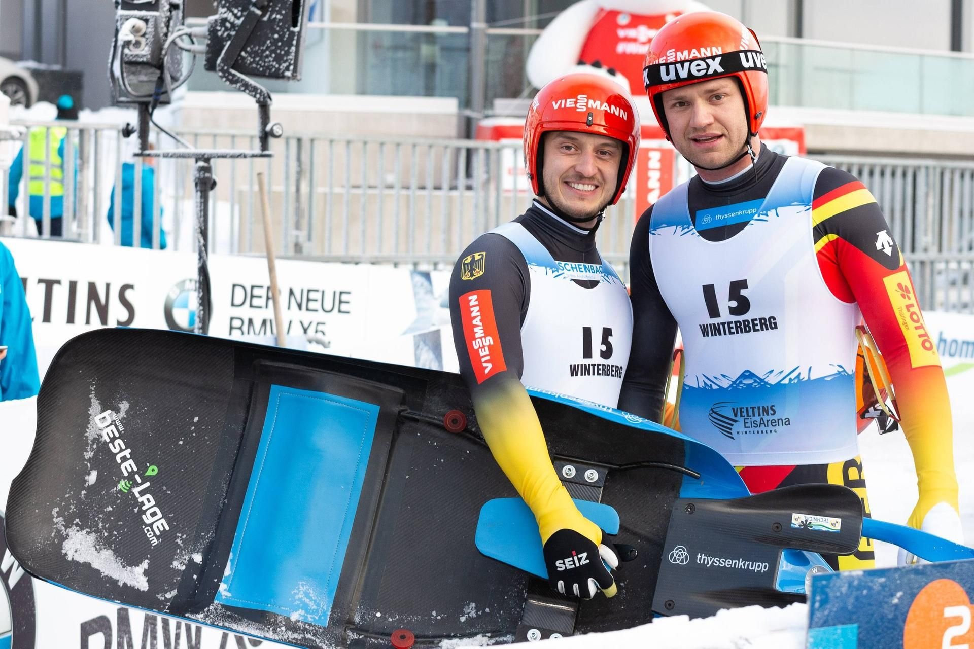 Sascha Benecken (l.) und Toni Eggert freuen sich über ihren ersten Sieg bei der Rodel-WM in Winterberg.