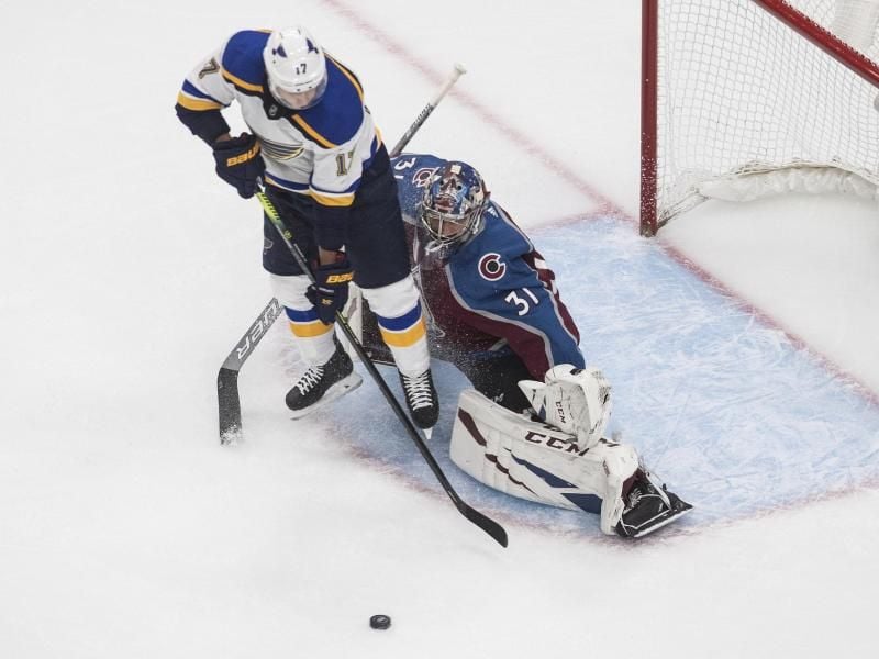 Jaden Schwartz (l) von den St. Louis Blues ist gegen Torhüter Philipp Grubauer von den Colorado Avalanche in Aktion. Foto: Jason Franson/The Canadian Press/AP/dpa