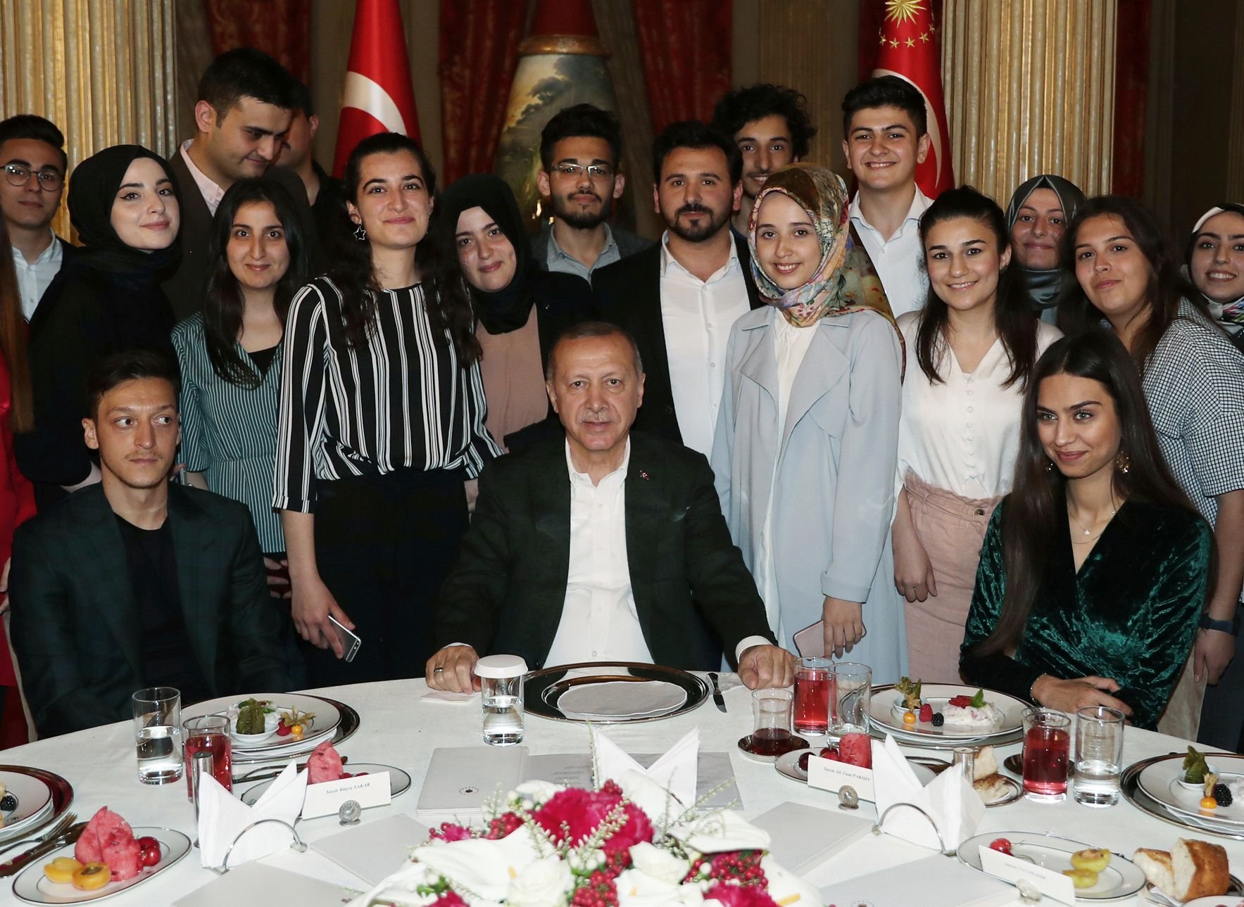 Türkeis Präsident Recep Tayyip Erdogan (M) nimmt neben Mesut Özil (l) und seiner Verlobten Amine Gulse (r), an einem Iftar teil.