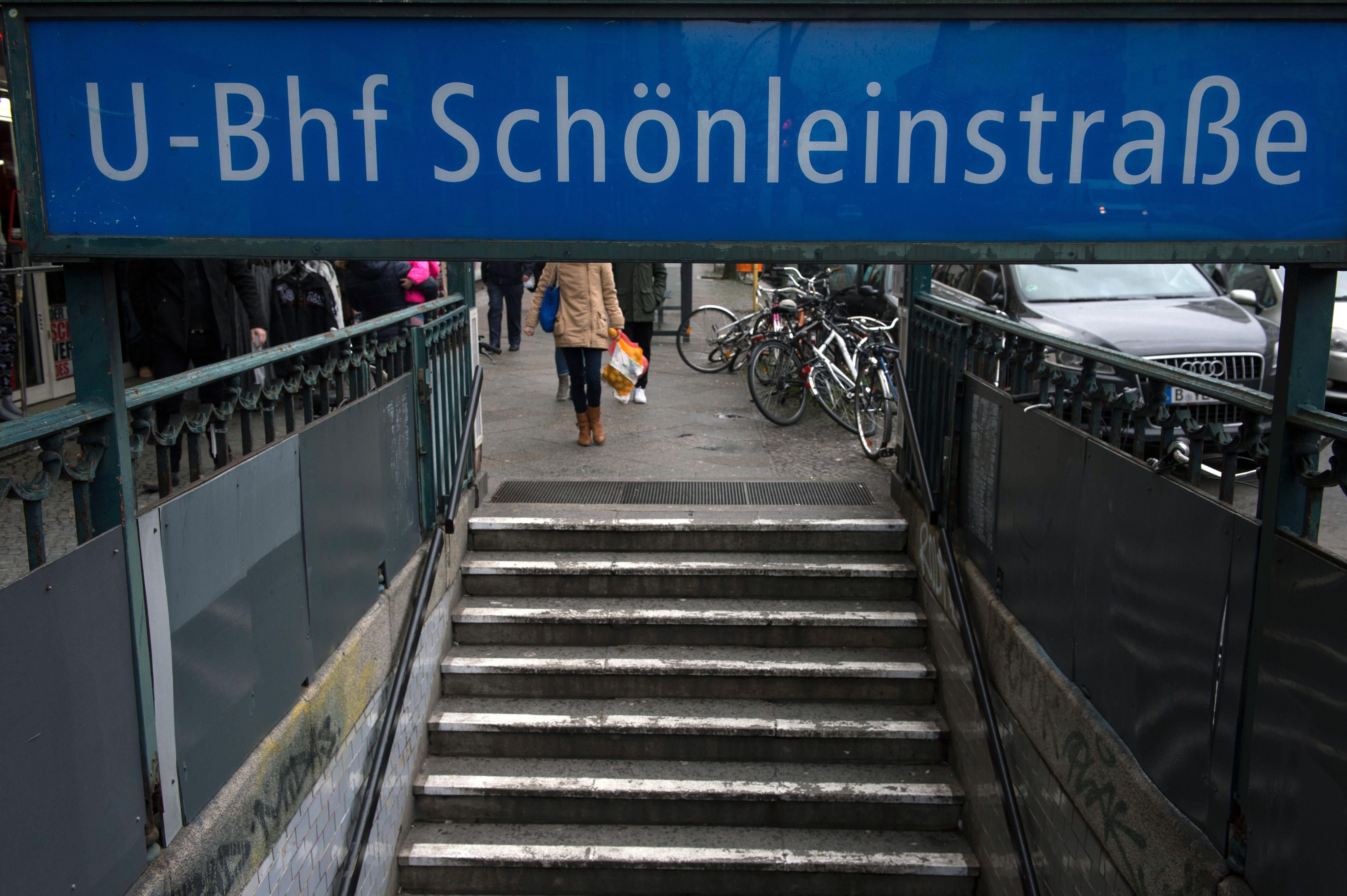 Eingang zur U-Bahn-Station Schönleinstraße: Hier versuchten sieben junge Männer, einen Obdachlosen anzuzünden.