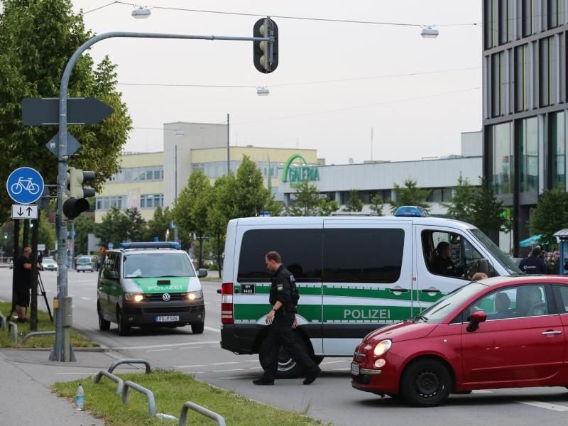 Die Polizei hat nach einer Schießerei am Vortag das Areal um das Olympia-Einkaufszentrum OEZ in München weiträumig abgesperrt. Foto: Karl-Josef Hildenbrand