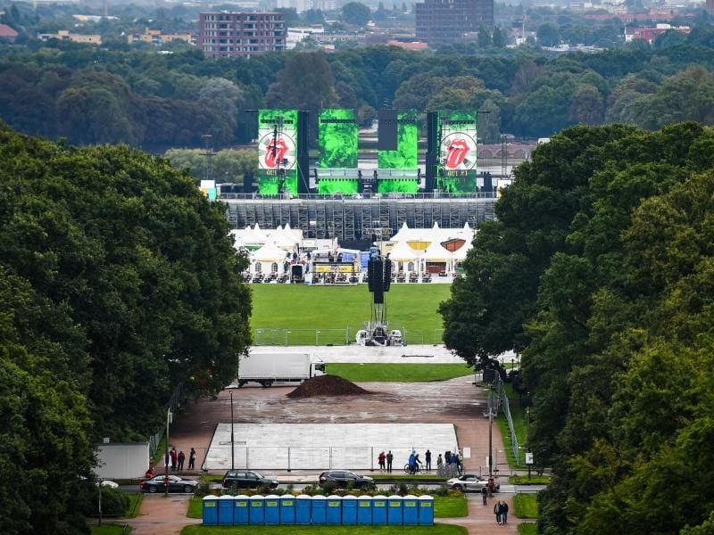 Auf Bildschirmen auf der Bühne ist das Logo der Band zu sehen. Foto: Christophe Gateau/dpa