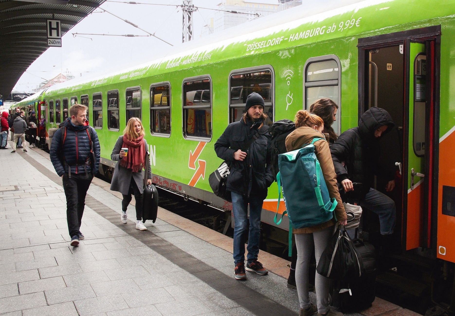 Ab dem 15. Dezember fahren in Halle grüne Züge des Verkehrsunternehmes FlixTrain.