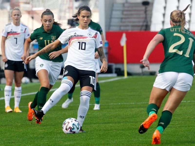 Dzsenifer Marozsan (M.) wird ihr 100. Länderspiel bestreiten. Foto: Roland Weihrauch/dpa