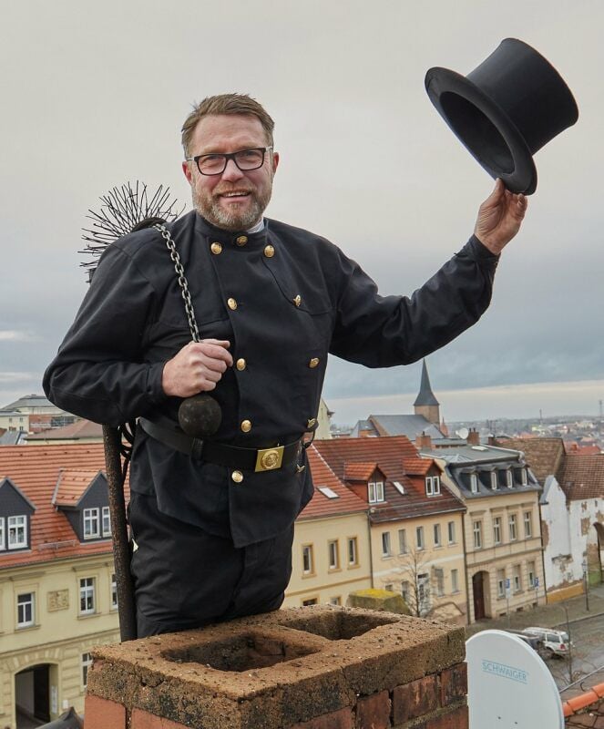 Hier fühlt sich Schornsteinfeger Jürgen Wölfer am wohlsten - über den Dächern.