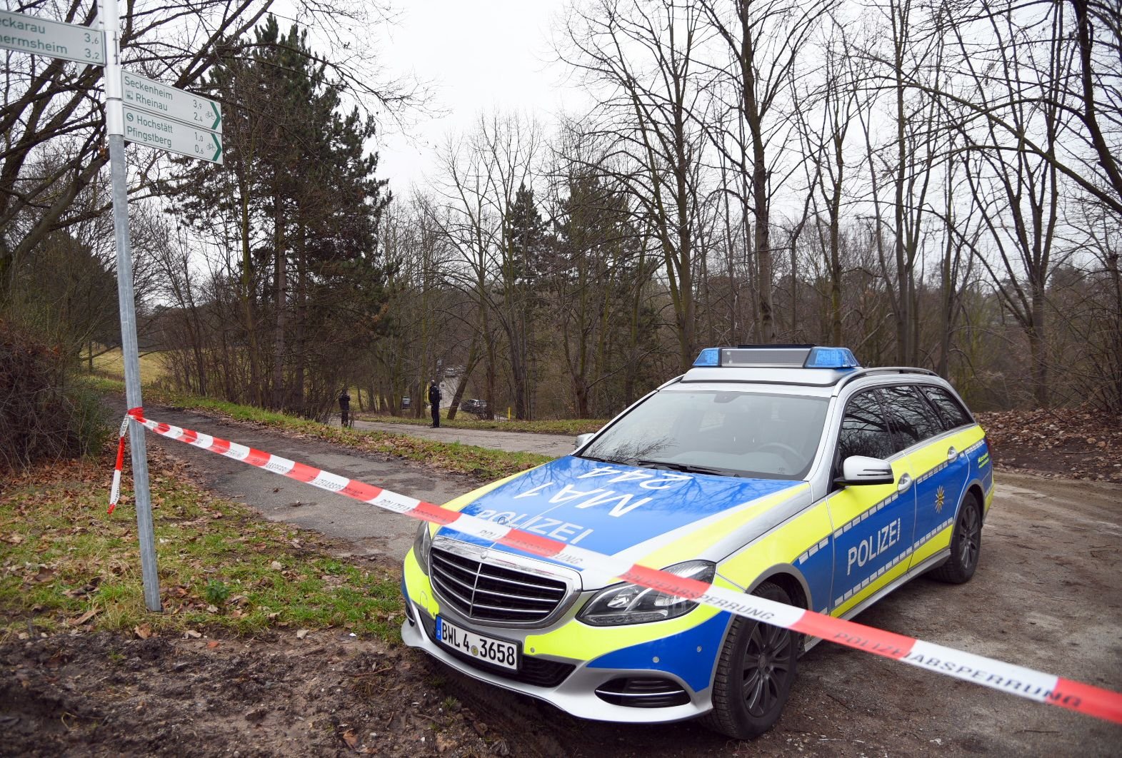 Die Polizei sperrte den Bereich um den Pfingsbergweiher ab.