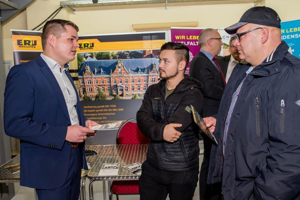Christian Kahlert, Leiter Marketing der BRU Security Naumburg (l.), informiert Dominik Ströhl aus Weißenfels (M.) und Heiko Heinike aus Teuchern über Jobs.