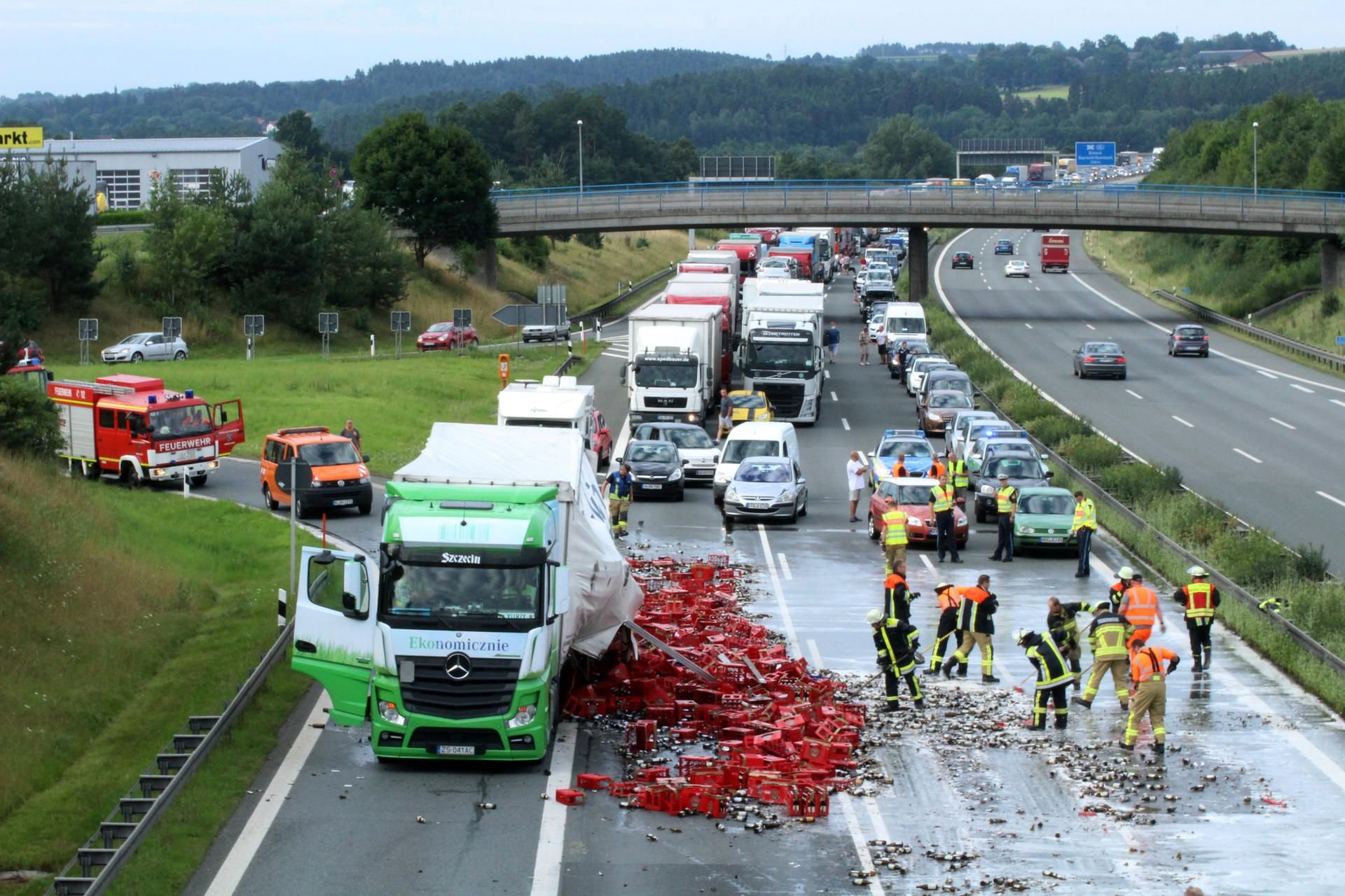 Auf der A9 ist es zu einem Unfall mit einem Lkw gekommen. Dabei vielen hunderte Bierkästen auf die Autobahn.