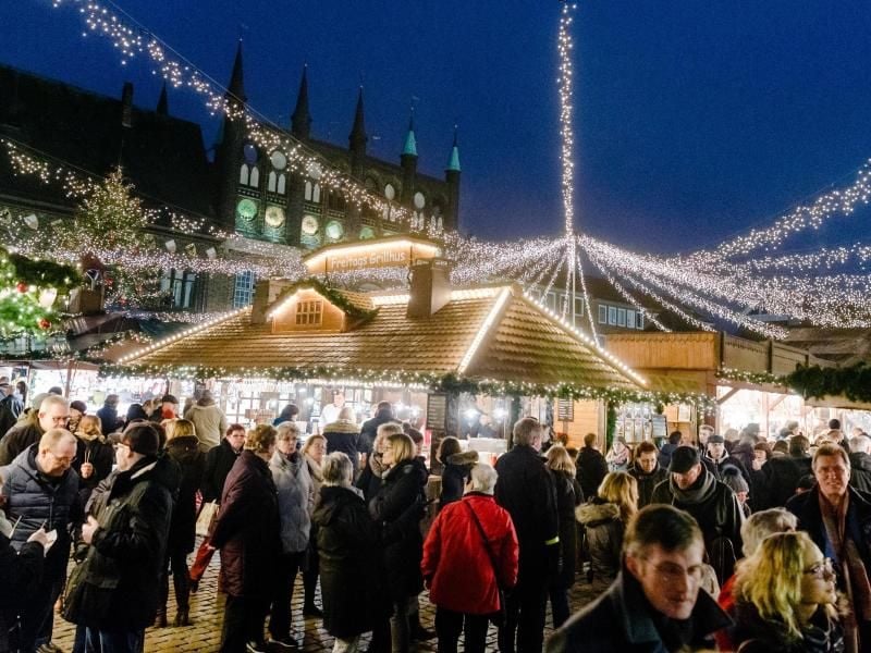 Blick auf den Weihnachtsmarkt in Lübeck. Foto: Markus Scholz/Archiv