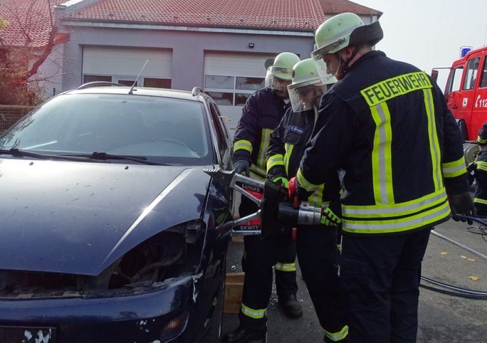 Übung zur technischen Hilfeleistung: Wie geht man vor, wenn Personen nach einem Unfall aus einem Fahrzeugwrack befreit werden müssen?