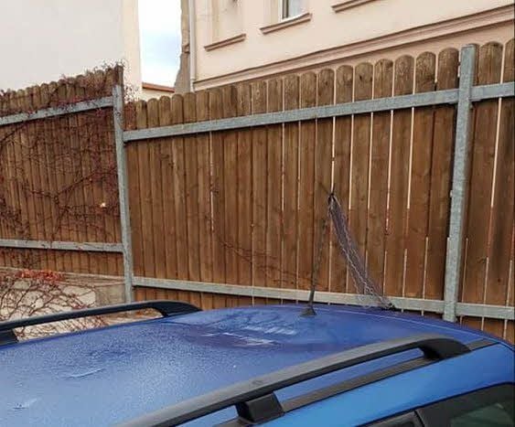 Das Schienenteil wurde über diesen Zaun geschmissen.