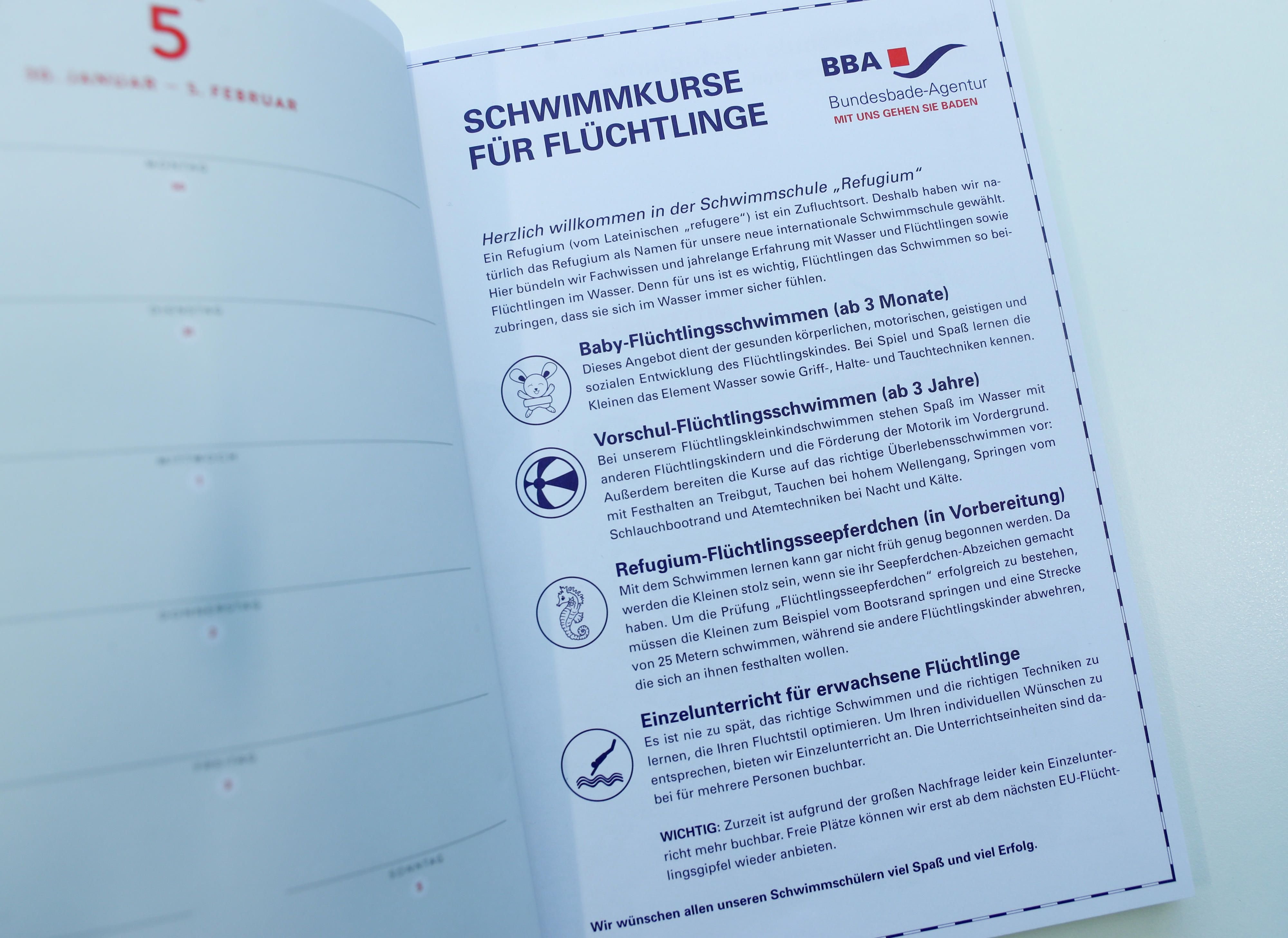 Der Flyer bewirbt unter anderem „Baby-Flüchtlingsschwimmen ab 3 Monate“.