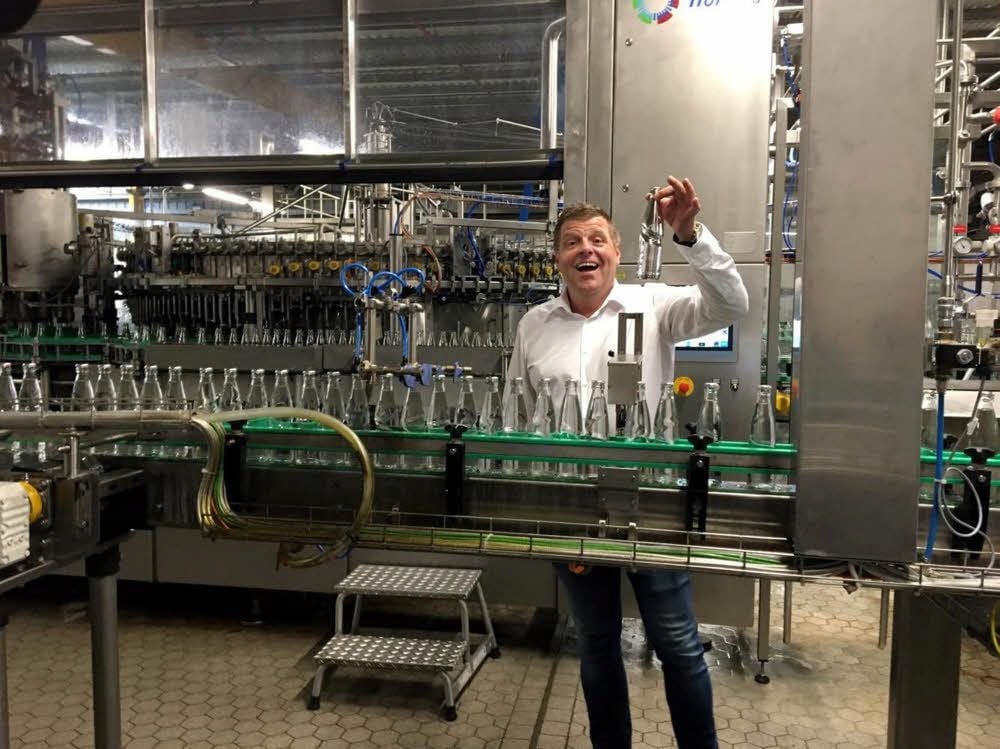 Produktionsleiter Heiko Amelungsen präsentiert die silberne Jubiläumsflasche.
