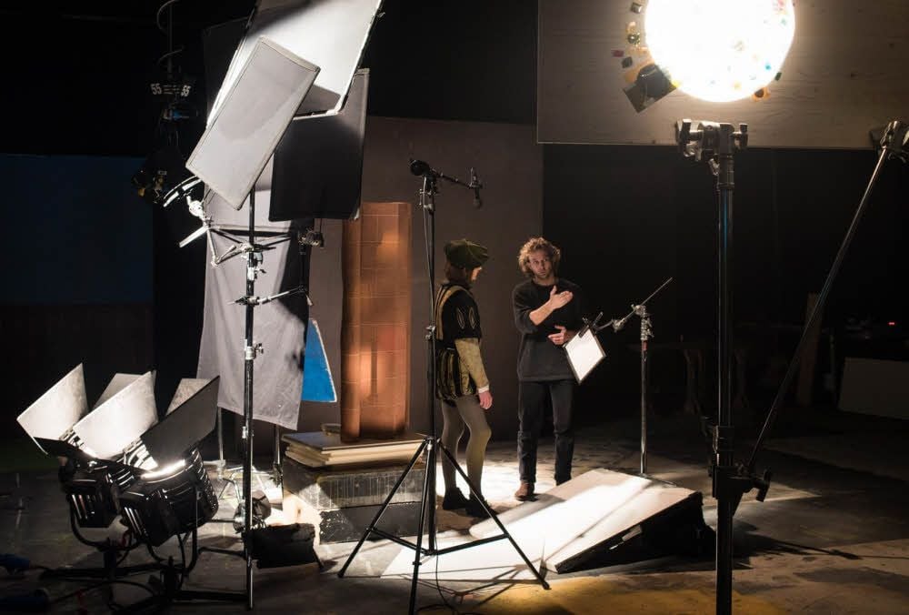 Jonas Ludwig Walter gibt Regieanweisungen im Studio Babelsberg. Im Sommer dreht der Regisseur einen Film in Dessau.
