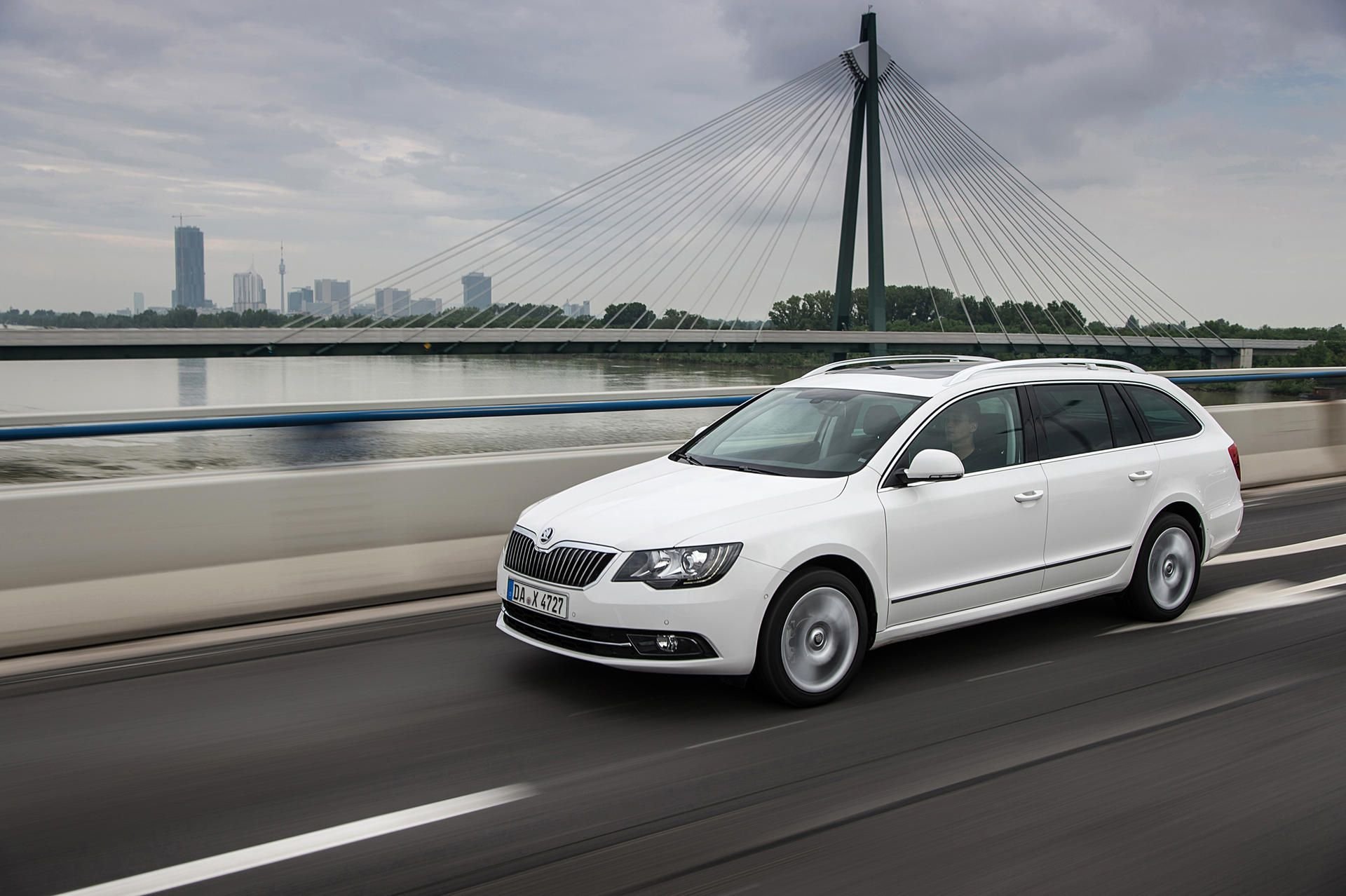 Platz da! Der Skoda Superb bietet seinen Besitzern speziell als Kombi massig Raum für Kind und Kegel.