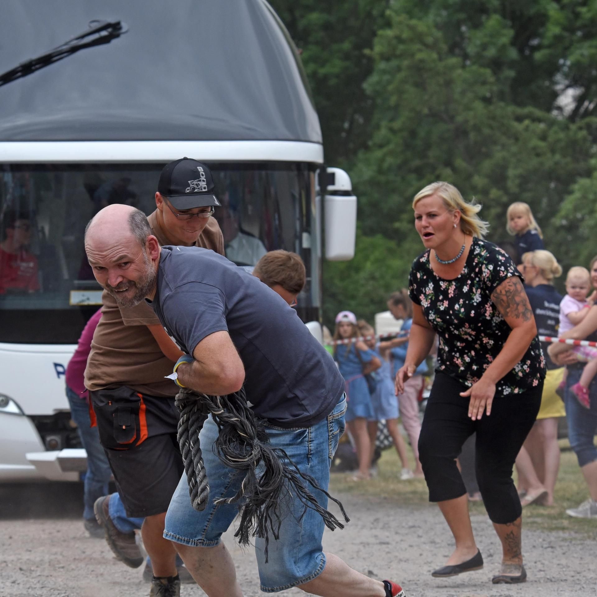 Kräftig ins Schwitzen kamen die Mannschaften beim Bus-Trecking.