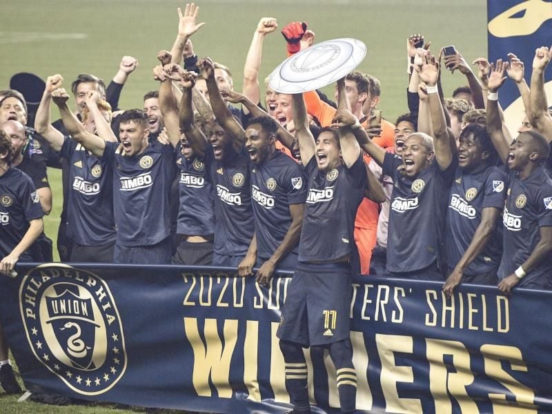 Spieler, Trainer und Mitarbeiter der Philadelphia Union feiern den Gewinn der Eastern Conference. Foto: Ricky Fitchett/ZUMA Wire/dpa