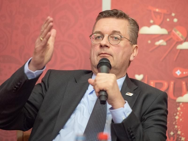 Steht Bundeskanzlerin Angela Merkel für einen Ratschlag zu einem WM-Besuch in Russland gerne zur Verfügung: DFB-Präsident Reinhard Grindel. Foto: Christophe Gateau