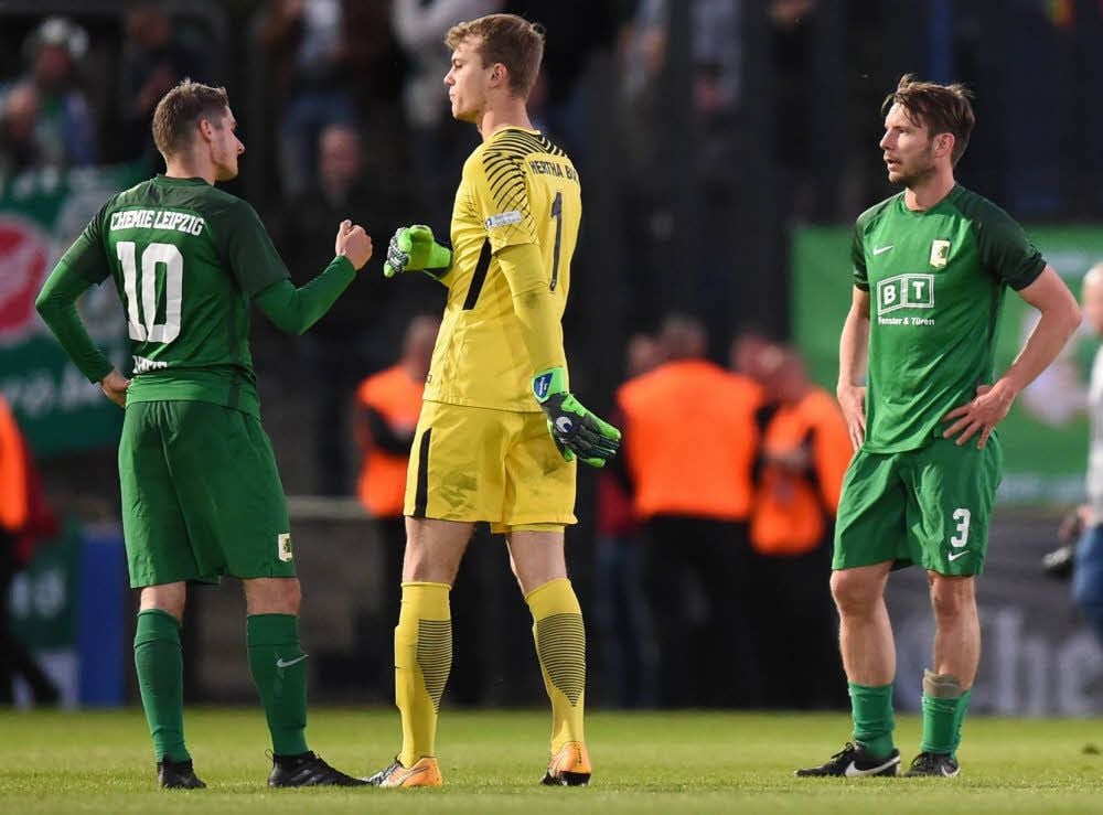 Kapitän Stefan Karau (r.) muss mit Chemie Leipzig trotz einer starken Rückrunde absteigen.