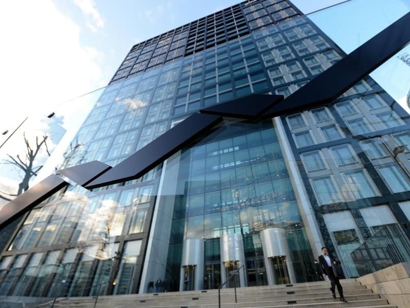 Das Firmenlogovor dem Hauptsitz der Deutschen Börse AG in Eschborn. Foto: Arne Dedert/Archiv