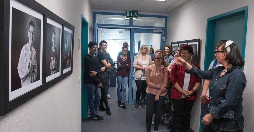 Susanne Schill (r.), Leiterin des Jugendhauses „Am Nicolausholz“ in Bad Kösen, führt durch die Ausstellung „That’s me - Bilder meiner ’anderen’ Seite“.