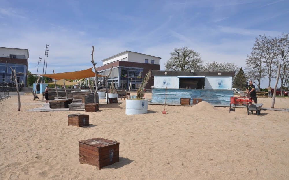 Noch ist einiges zu tun auf dem Gelände der Baari-Bar, ehe sie in die Saison startet. Peter Gürth siebt auch den Sand.