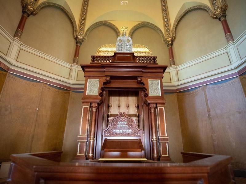 Der noch leere Toraschrein ist in der restaurierten Carlebach-Synagoge zu sehen. Foto: Christian Charisius/dpa