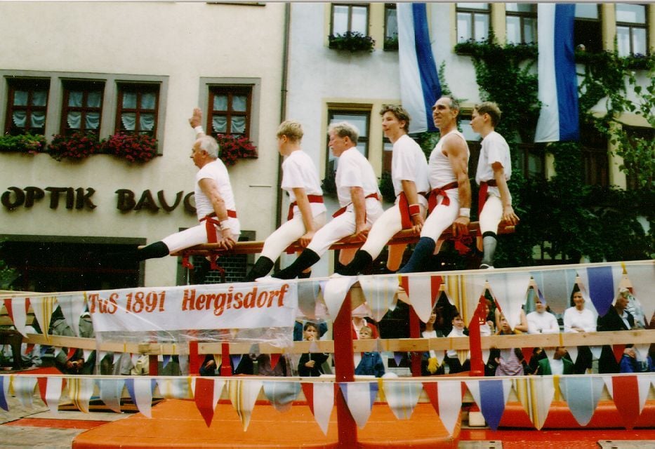 Die Hergisdorfer Turner beim Umzug anlässlich 200 Jahre Bergschule.