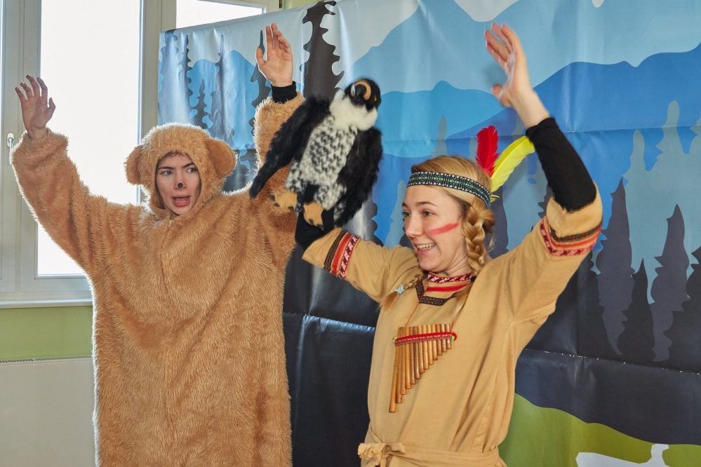 Der Bär (Svenja Otto, li.) und Tigerlilly ( Romana Schneider) werden Freunde.