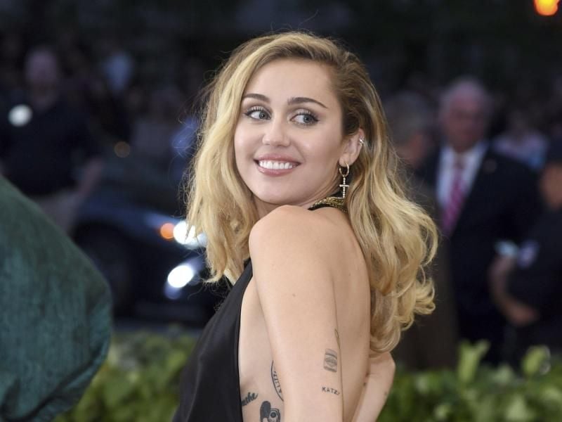 Miley Cyrus macht es spannend. Foto: Evan Agostini/Invision/AP/dpa