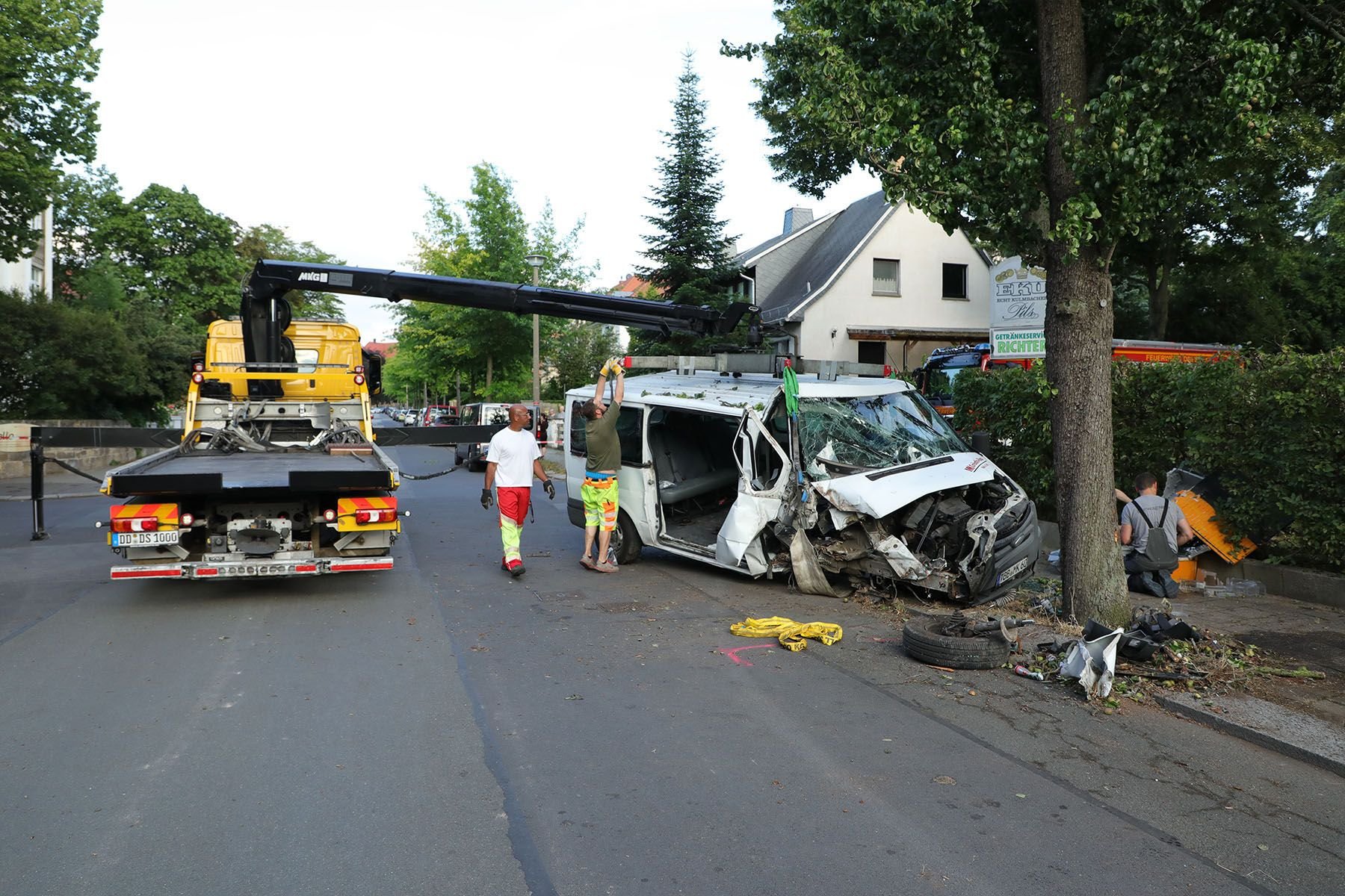 Unfall in Dresden: Der Kleintransporter schleuderte nach einer Kollision mit einem Pkw über die Kreuzung und prallte gegen einen Baum und einen Stromkasten. Fünf Insassenwurden verletzt.