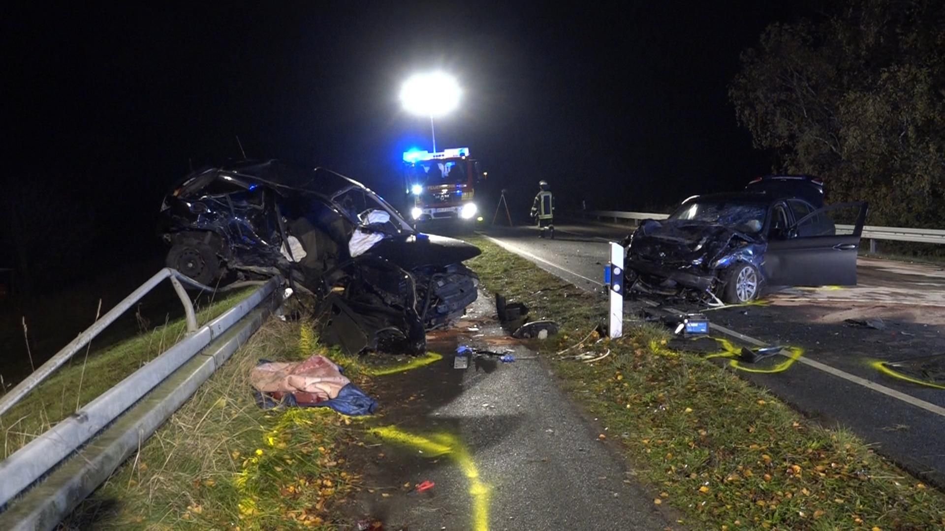 Ein zerstörter PKW hängt auf der Leitplanke: Bei dem schweren Autounfall in Wilhelmshaven sind in der Nacht zum Sonntag zwei Menschen ums Leben gekommen.
