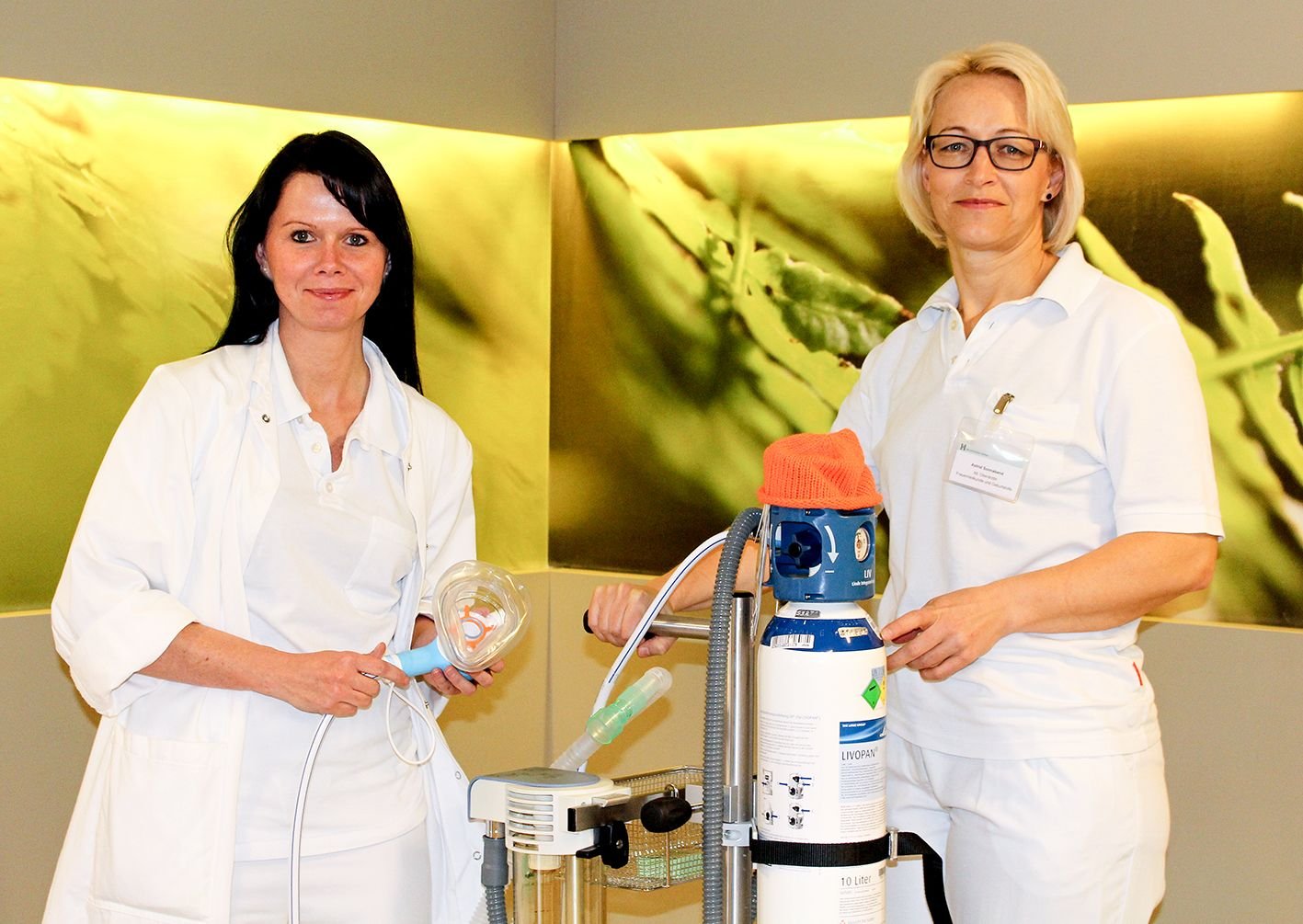 Setzen seit kurzem Lachgas zur Unterstützung der Geburt ein: Doreen Wolter, Assistenzärztin, und Astrid Sonnabend, Leitende Oberärztin der Geburtshilfe in der Helios Klinik Köthen.