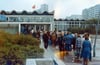 Menschenschlange vor einer HO-Kaufhalle in Berlin, 1985