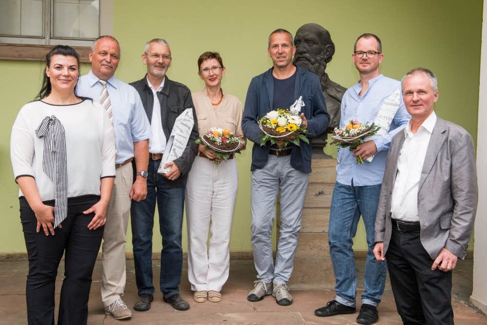 Manuela Dietz (l.), Jörg Schneider (2.v.l.) und Matthias Dreßler (r.) mit dem Sieger Klaus Reuter (3.v.r.), den Zweitplatzierten Peter Pütz und Anne Kirch sowie Christoph Unger (2.v.r.), der Rang drei belegte.