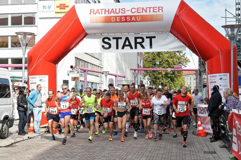 Der Startschuss für den Hauptlauf über die 10 Kilometer ist gefallen. Bei insgesamt fünf Läufen gingen rund 1 500 Starter auf die Strecke.