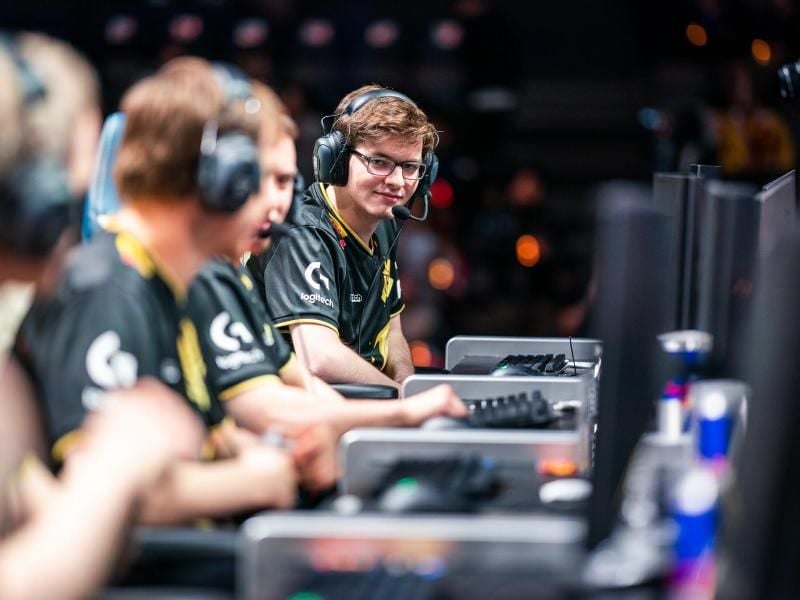 Für Mihael „MikyX” Mehle (r) von G2 hatten die Einschränkungen in Quarantäne durchaus Auswirkungen auf das Training. Foto: Riot Games/dpa
