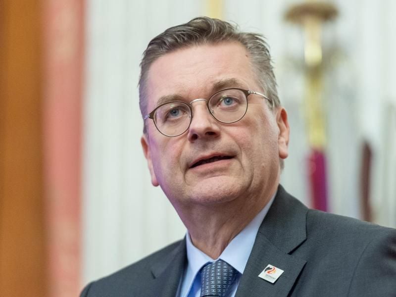 DFB-Präsident Reinhard Grindel darf an der Wahl nicht teilnehmen, da sich Deutschland um das Turnier bewirbt. Foto: Christophe Gateau