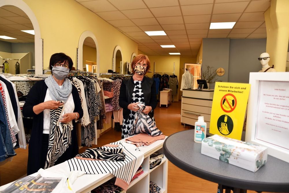 Die Boutique „Lifestyle“ in der Köthener Fußgängerzone am Kugelbrunnen ist unter besonderen Hygienebedingungen wieder geöffnet. Die Inhaberin der Boutique Uschi Weninger (re.) und Mitarbeiterin Elke Alsleben zeigen die ganz neue Frühjahrskollektion.