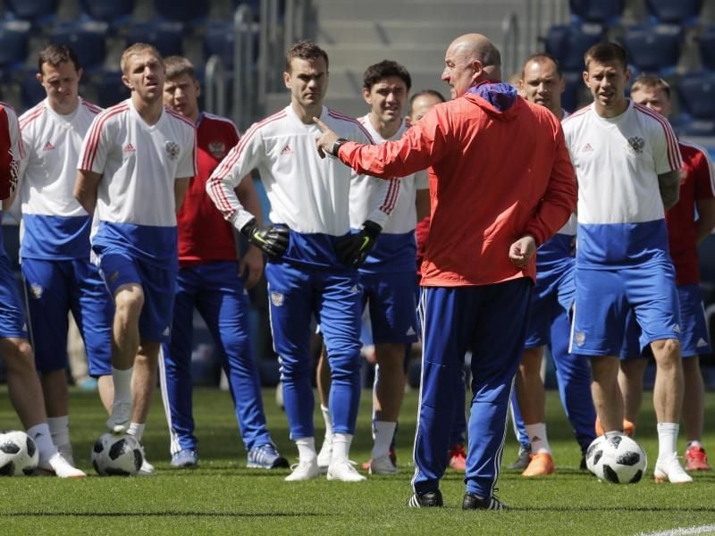 Russlands Trainer Stanislaw Tschertschessow erklärt seinen Spielern die Taktik. Foto: Dmitri Lovetsky/AP/dpa