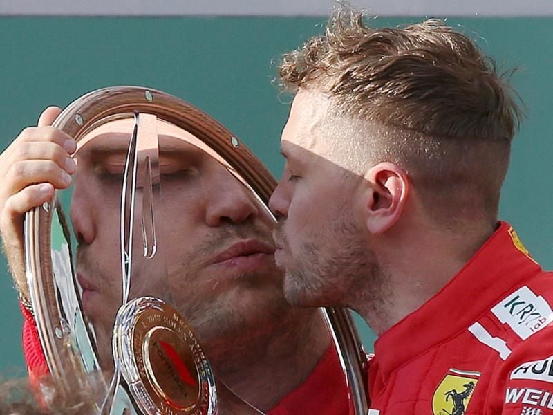 Ferrari-Pilot Sebastian Vettel widmet sich der Siegertrophäe beim Großen Preis von Australien. Foto: Rick Rycroft