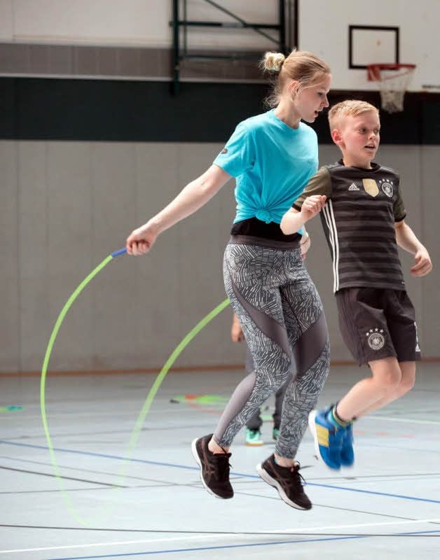 Mara Köhler wusste die Holzdorfer Grundschüler von den Übungen mit den Springseilen zu begeistern.