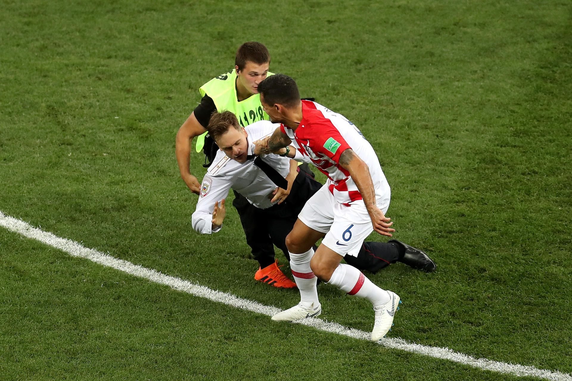 Auch der kroatische Nationalspieler Lovren (r.) griff nach einem Aktivisten.
