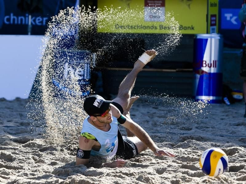 Clemens Wickler landet im Sand. Foto: Frank Molter/dpa
